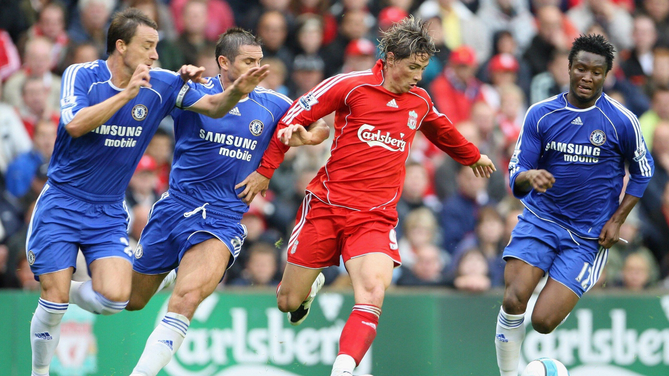 【现场疯狂】球迷狂欢夜带动比赛氛围极致,球迷欢呼视频