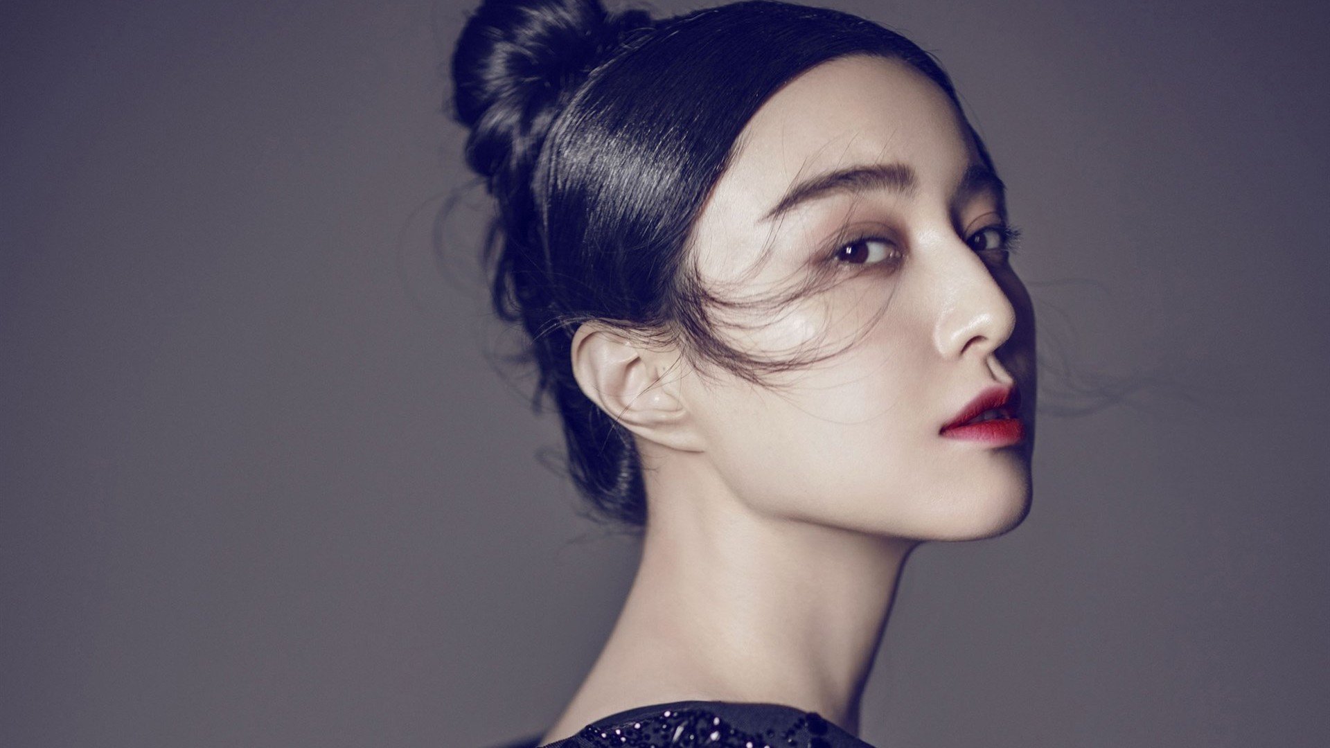 “越野极限:泥浆与沙尘中的生死考验”,越野车在泥里面比赛